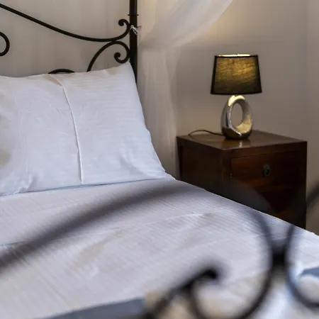 Daire Blue Eyes Monolithos